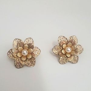 Flower Earrings in gold